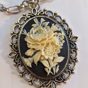 Pendant cameo necklaces